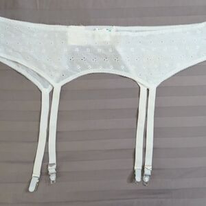 Vintage Crown-ette White Garter Belt – Size 44 NEW